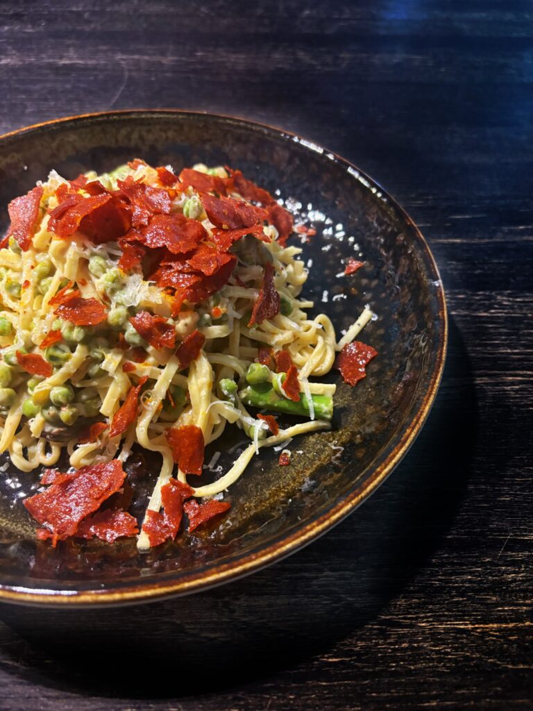 Citroen pasta chorizo - Romige citroen-spaghetti met groene asperges, doperwtjes en krokante chorizo
