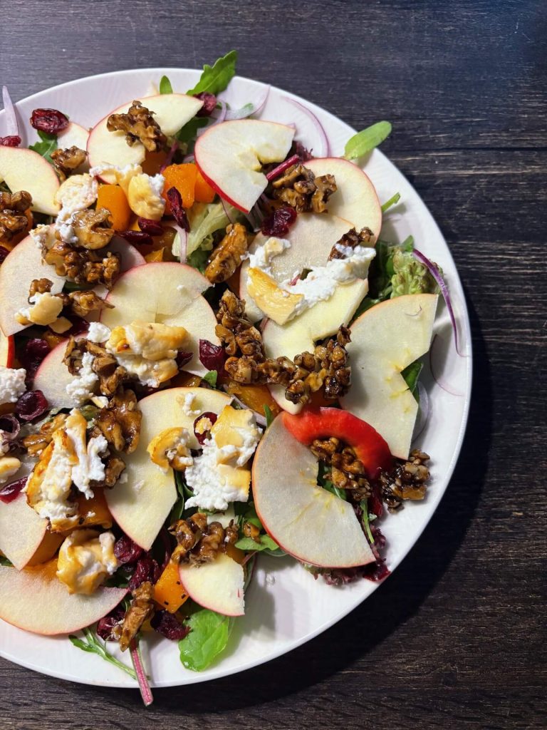 Salade met geitenkaas, appel, pompoen en walnoot